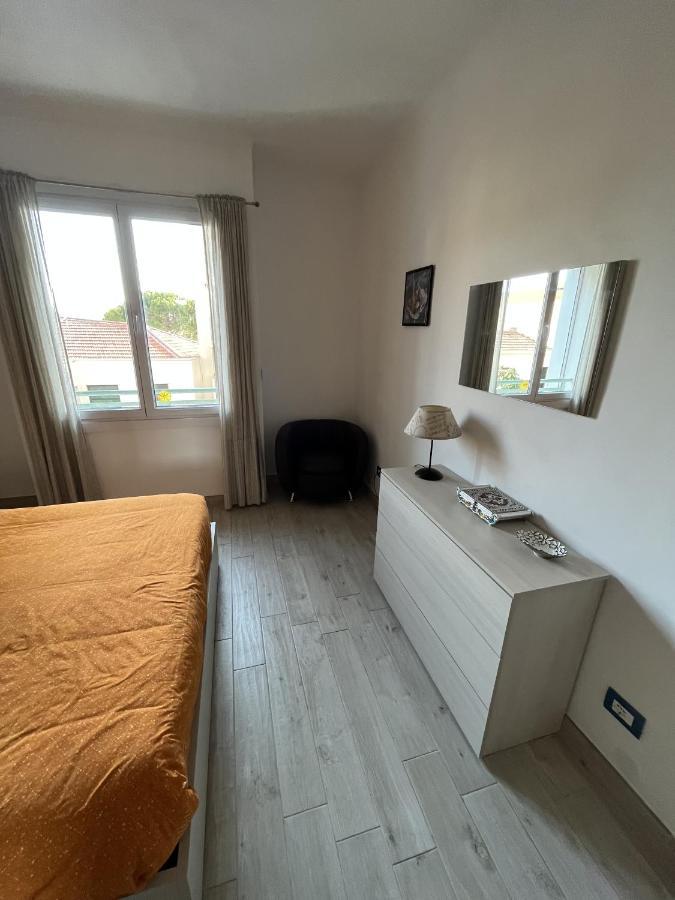 Grand F2 60Mq Centre Antibes, Proche Plages, Commerces, 2 Balcons, Parking, Train, Bus, Deco Vintage, Pet Friendly, Ideal Famille Ou 1-2 Couples Buitenkant foto
